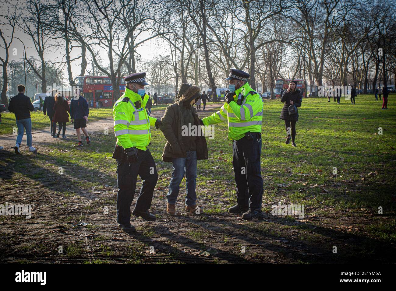 Un manifestant est arrêté par la police sur Clapham Common lors de la manifestation anti-confinement le 9 janvier 2021 à Londres, en Angleterre Banque D'Images
