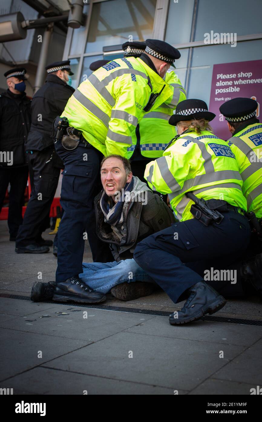 Un manifestant est arrêté par la police sur Clapham High Street lors de la manifestation anti-verrouillage le 9 janvier 2021 à Londres, en Angleterre Banque D'Images