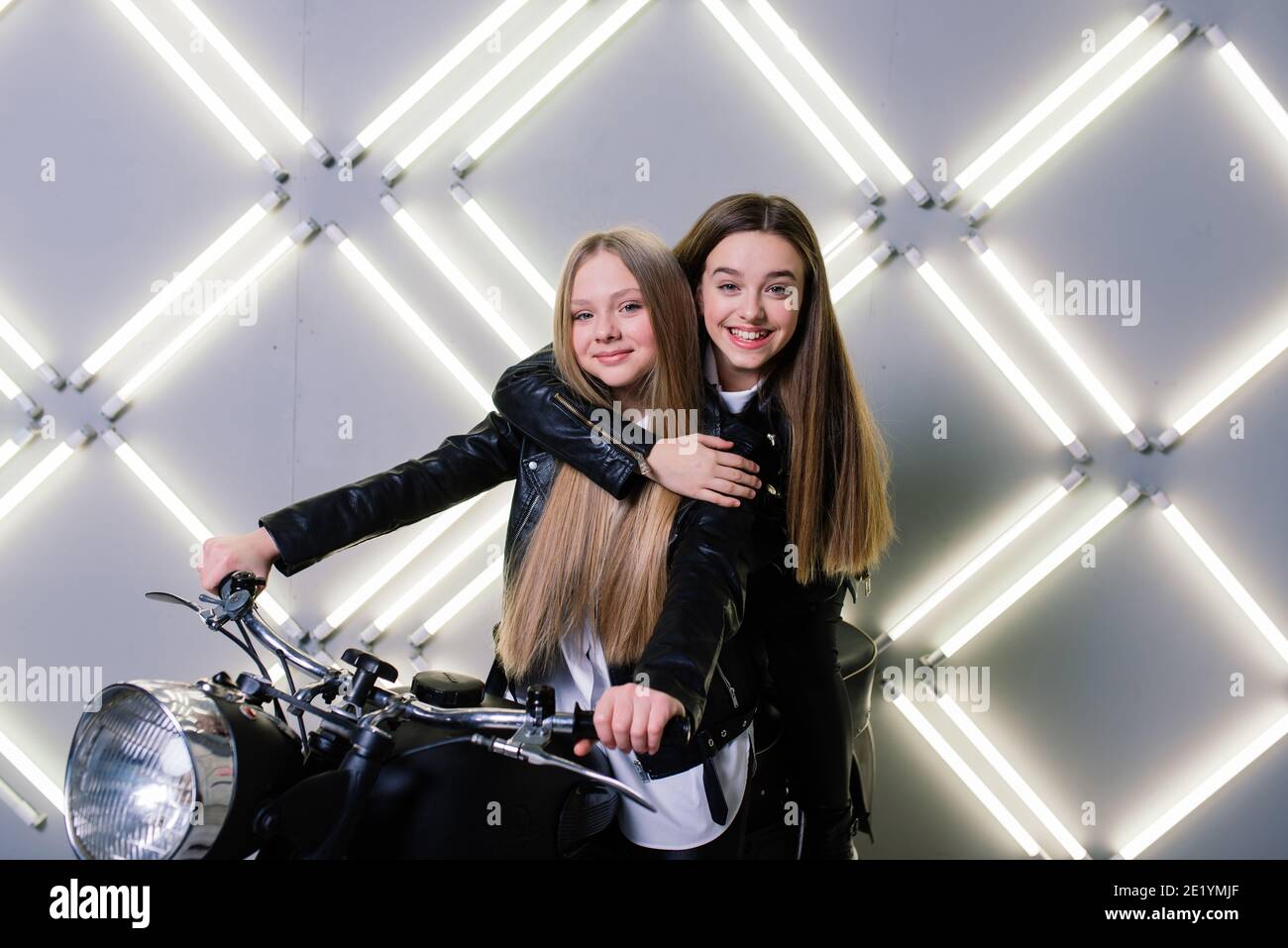 Belle Fille Blonde Sur Une Moto Banque De Photographies Et Dimages à