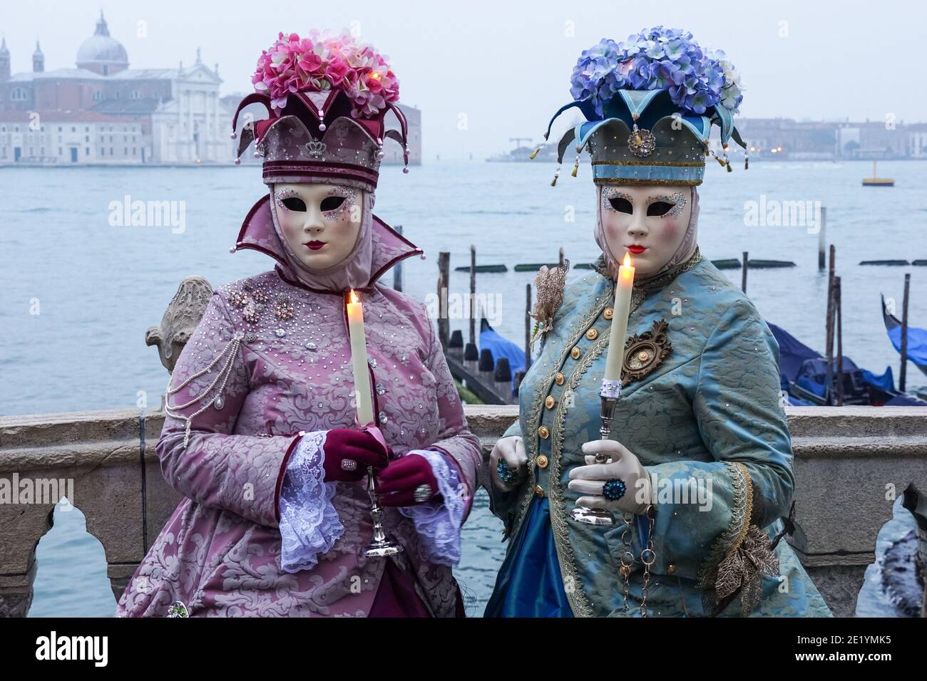 Femme vêtue de costumes traditionnels décorés et de masques peints pendant le Carnaval de Venise à Venise, Italie Banque D'Images