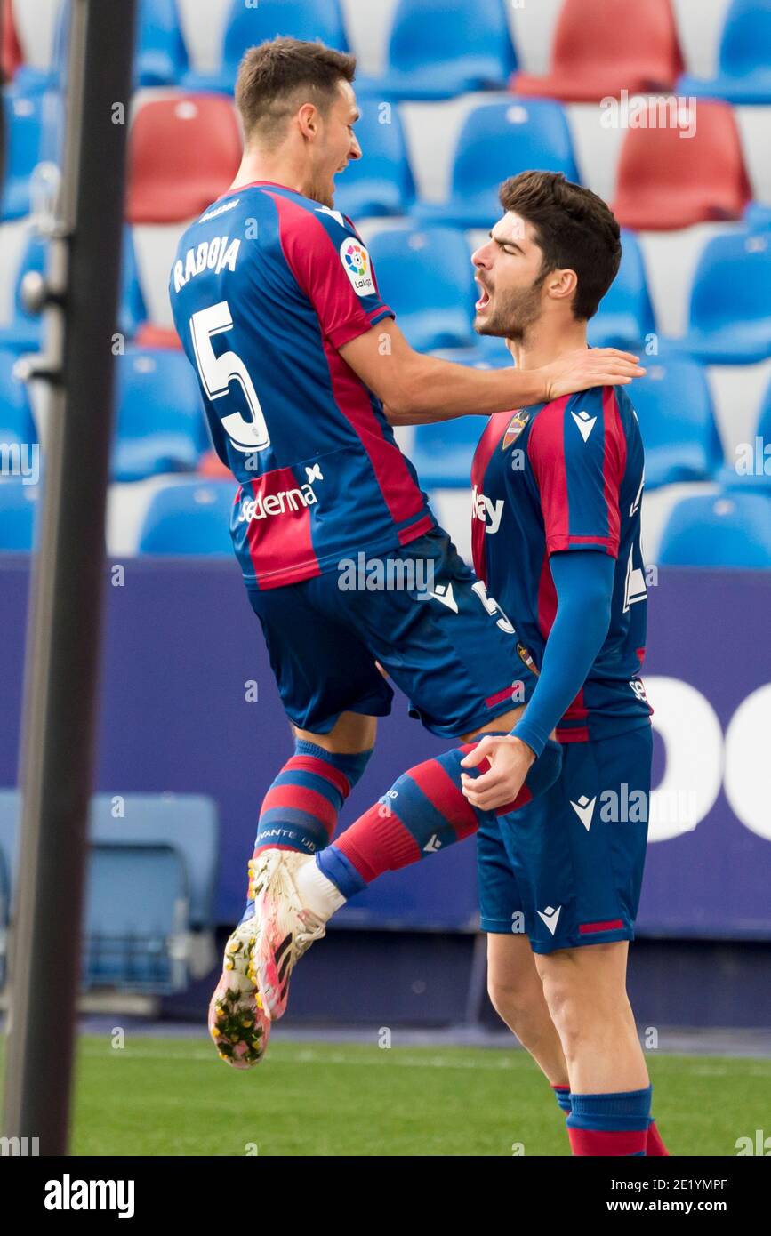 Nemanja Radoja et Gonzalo Melero de Levante célèbrent un but lors du match de football espagnol de la Liga entre Levante et Eibar au stade Ciutat de Valencia.(score final; Levante 2:1 Eibar) Banque D'Images