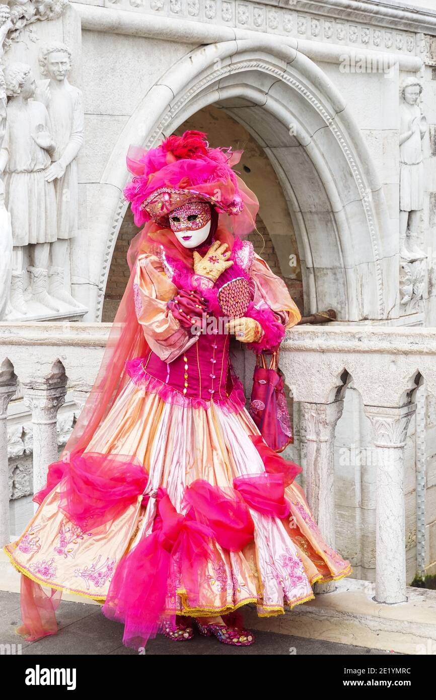 Femme vêtue de costume traditionnel décoré et masque peint pendant le carnaval de Venise à Venise, Italie Banque D'Images