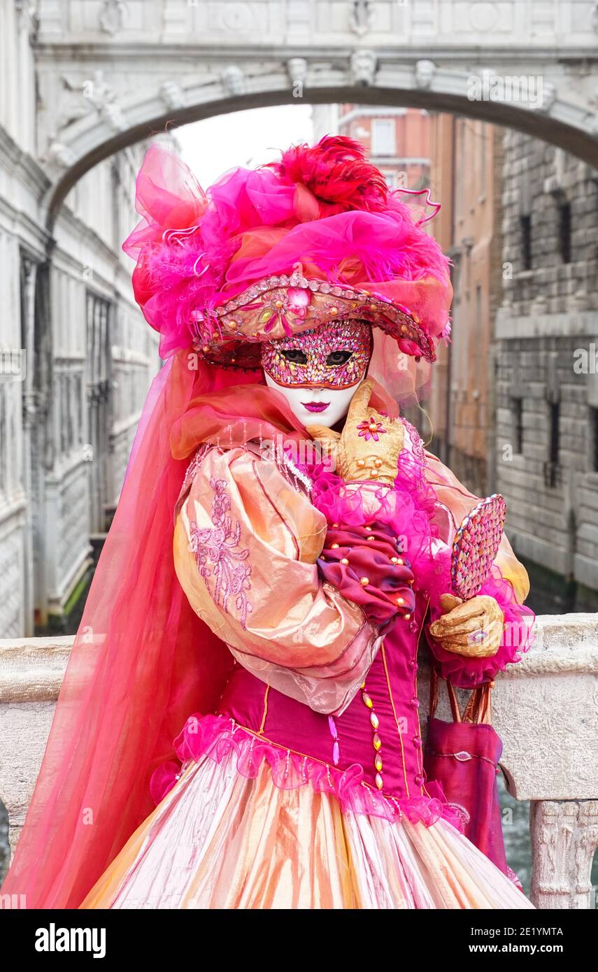 Femme vêtue de costume traditionnel décoré et masque peint pendant le carnaval de Venise à Venise, Italie Banque D'Images