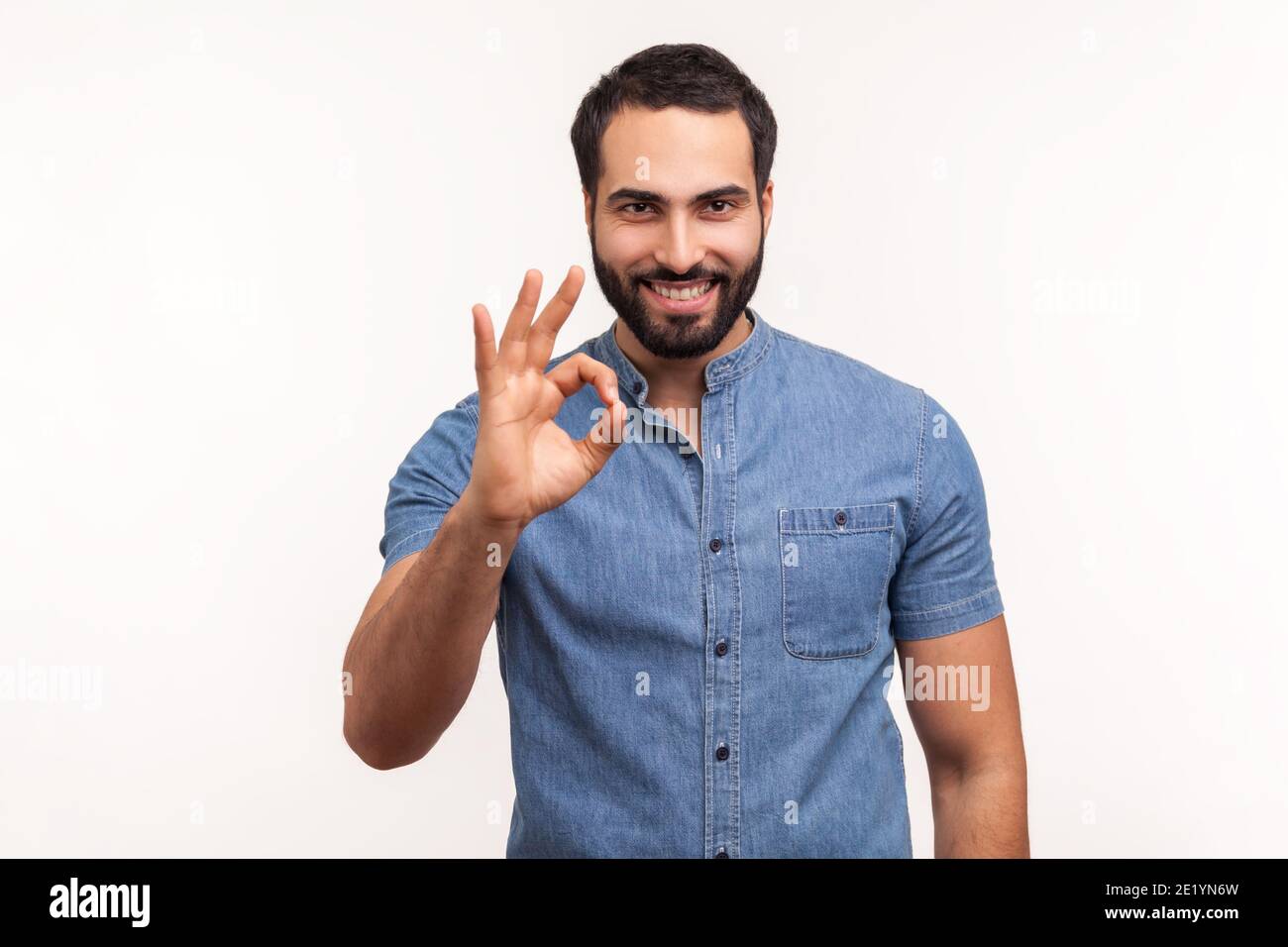 Tout va bien. Un patron d'homme barbu satisfait montrant un geste correct avec les doigts, approuvant le travail, satisfait de la qualité. Prise de vue en studio isolée sur Banque D'Images