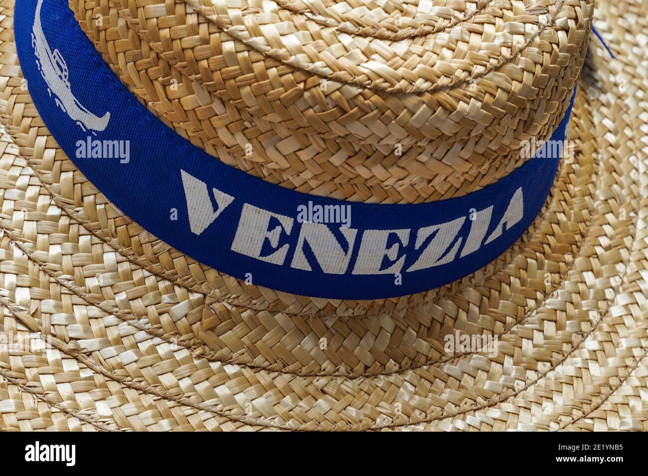 Chapeau de paille d'un gondolier à vendre comme souvenir à Venise, Italie Banque D'Images