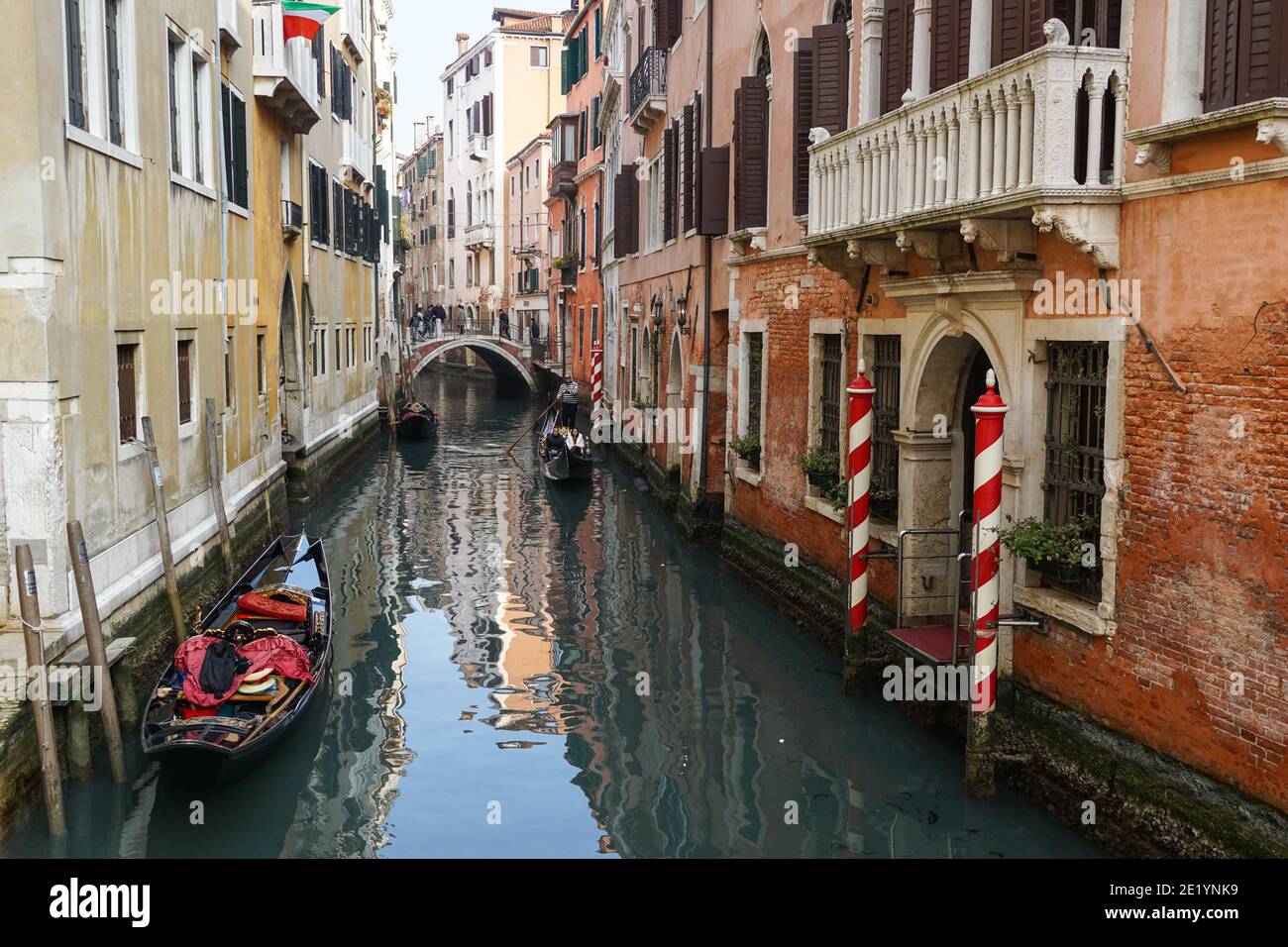 Gondole vénitienne traditionnelle avec des touristes sur le canal rio della Fava à Venise, Italie Banque D'Images