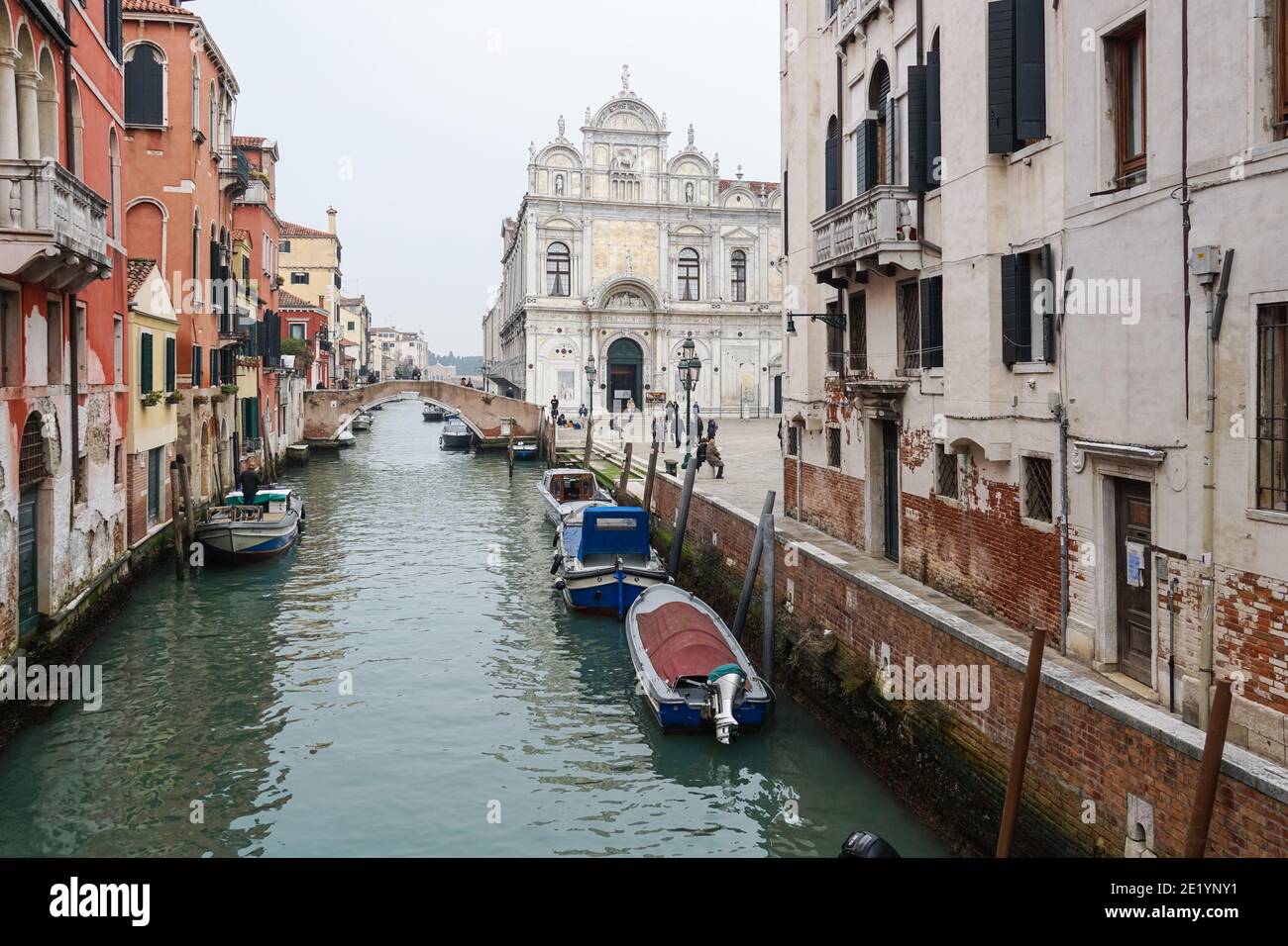 Vue sur le canal rio dei Mendicanti vers le bâtiment Scuola Grande di San Marco sur la place Campo San Giovanni e Paolo à Venise, Italie Banque D'Images