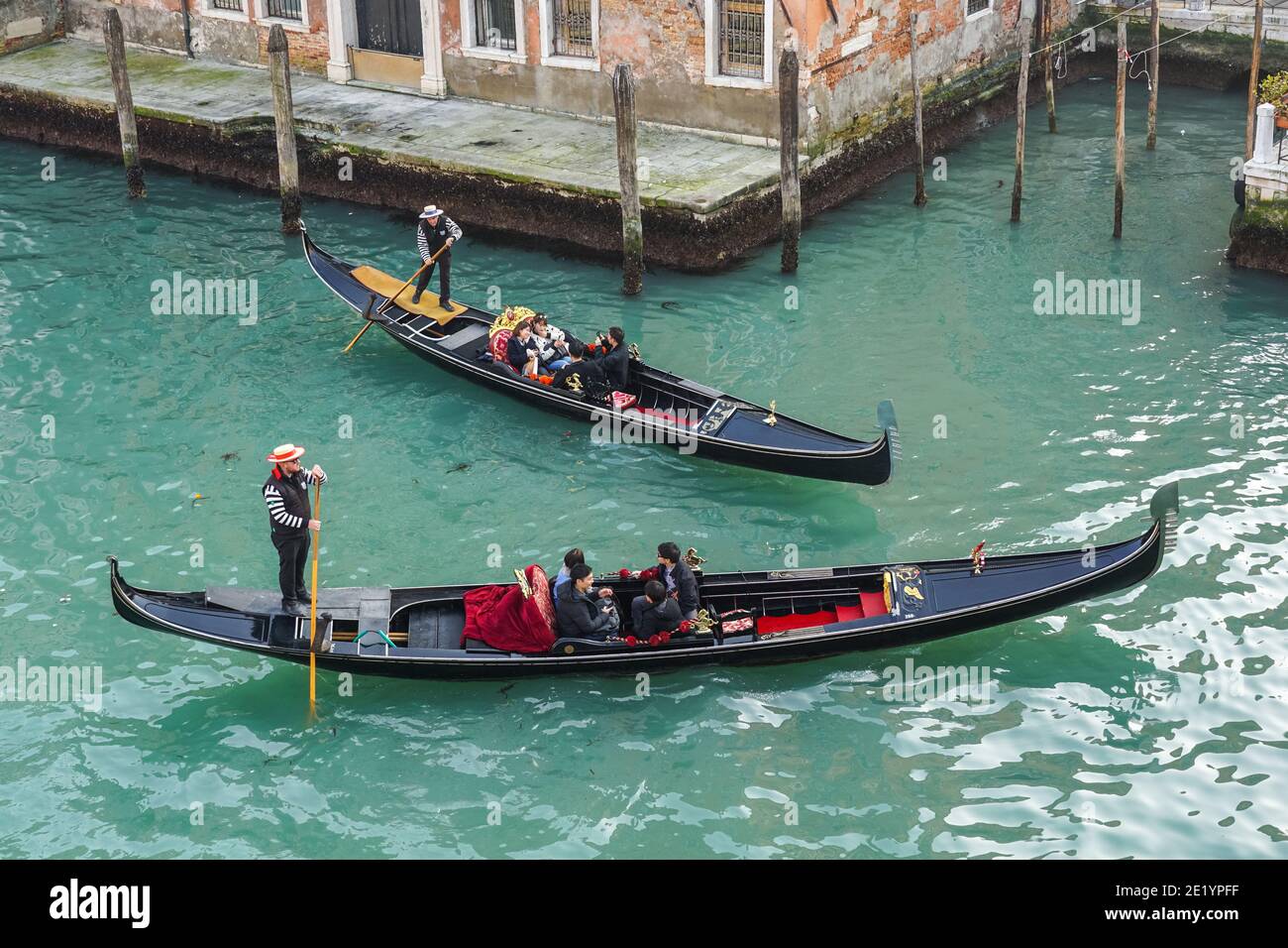 Gondole vénitienne traditionnelle, gondoles avec touristes sur le Grand Canal à Venise, Italie Banque D'Images