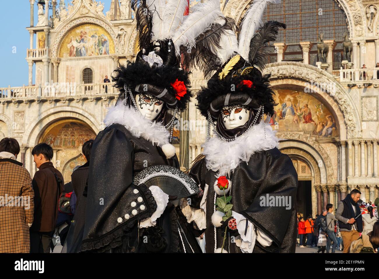 Personnes vêtues de costumes traditionnels décorés et de masques peints pendant le Carnaval de Venise à Venise, Italie Banque D'Images