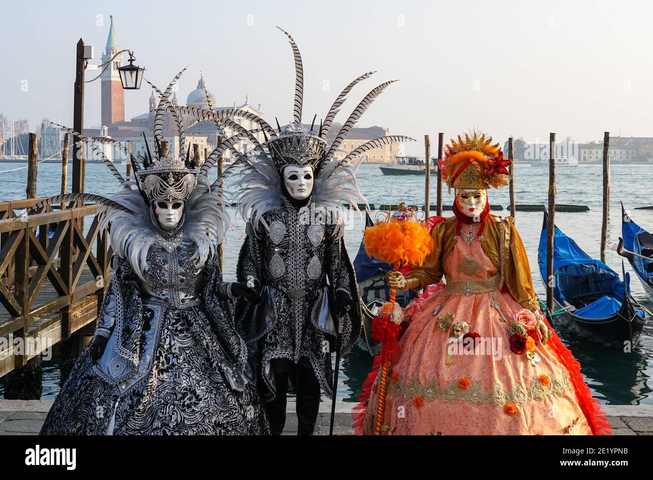 Personnes vêtues de costumes traditionnels décorés et de masques peints pendant le Carnaval de Venise à Venise, Italie Banque D'Images