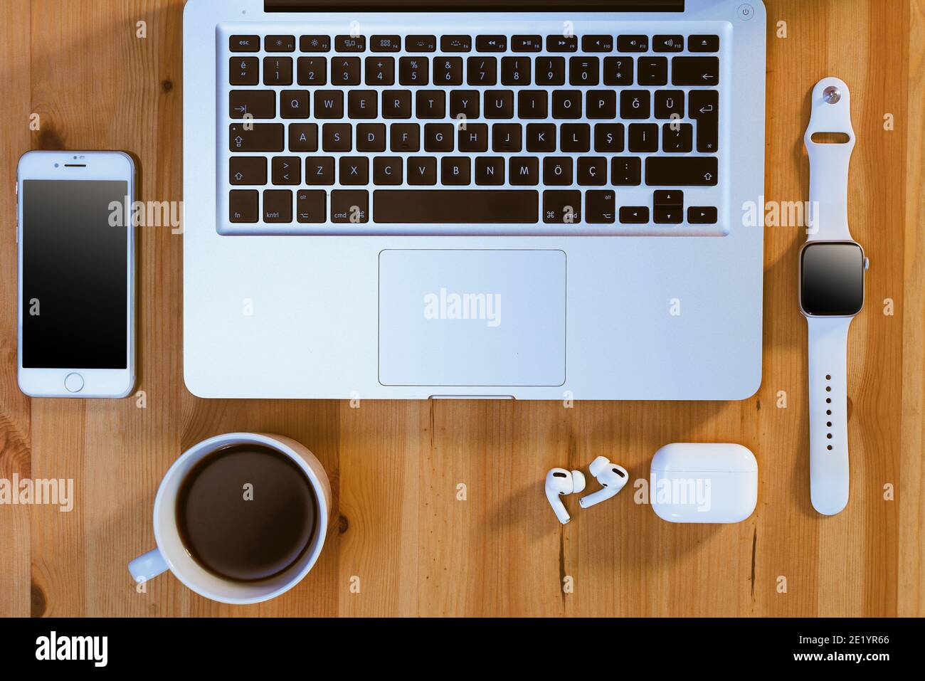 Izmir, Turquie - 29 novembre 2020 : vue de dessus des produits de la marque  Apple sur fond de bois. MacBook pro, iPhone 8, airpods pro, Apple Watch 5  et un Photo Stock - Alamy