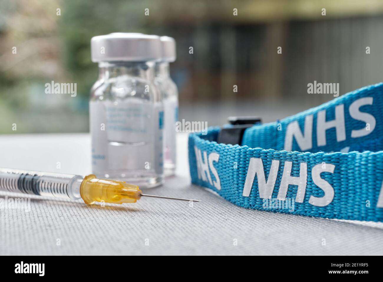 Stafford, Royaume-Uni - janvier 10 2021: Concept de vaccin NHS. Seringue, flacons d'injection et cordon NHS. Mise au point sélective. Banque D'Images