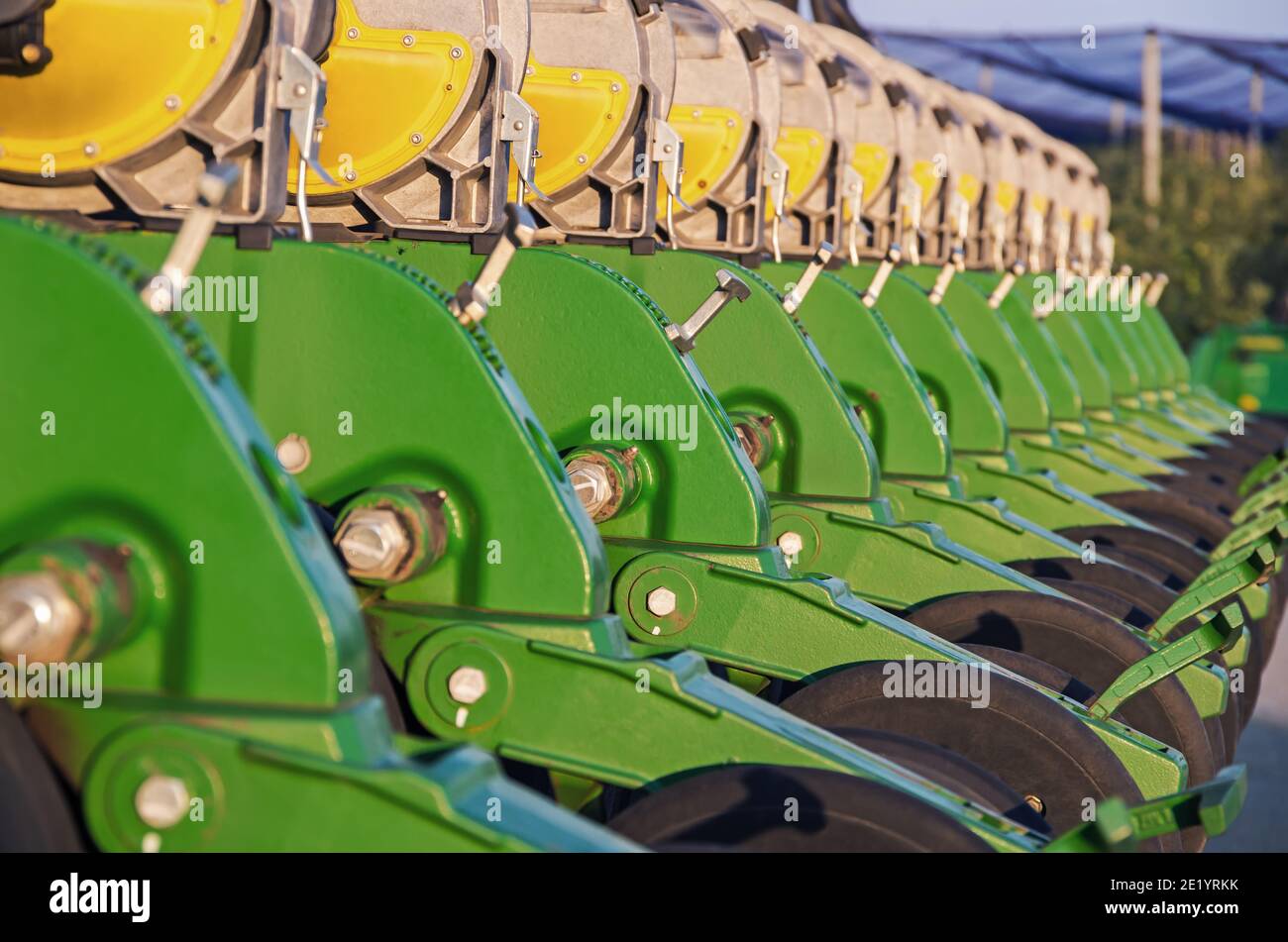 Fragment de semoir traîné préparé pour les travaux saisonniers futurs et installé pour le remisage hivernal au stationnement du tracteur d'une personne ferme Banque D'Images