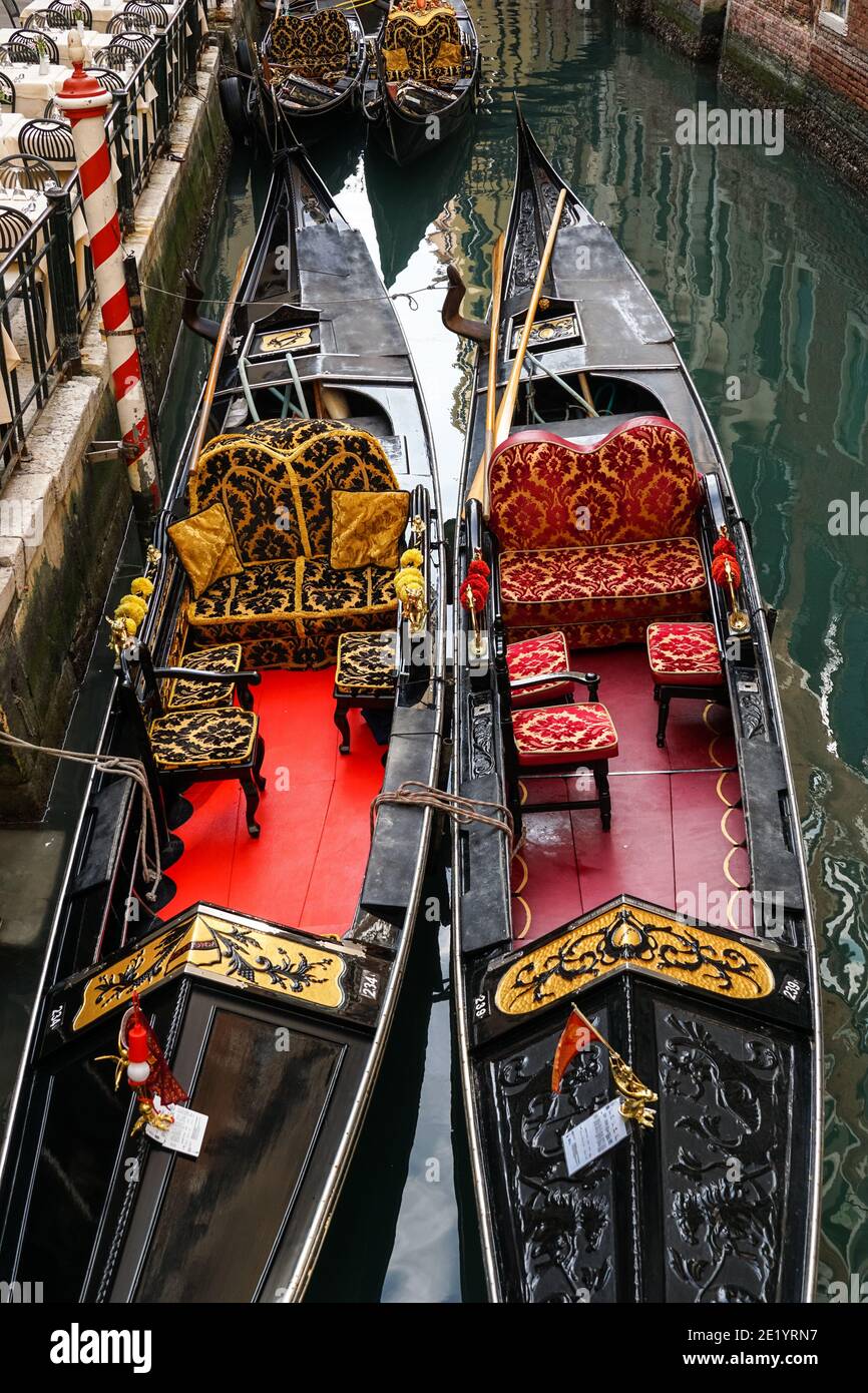 Gondole vénitienne traditionnelle, gondoles vénitiennes sur le canal de Venise, Italie Banque D'Images