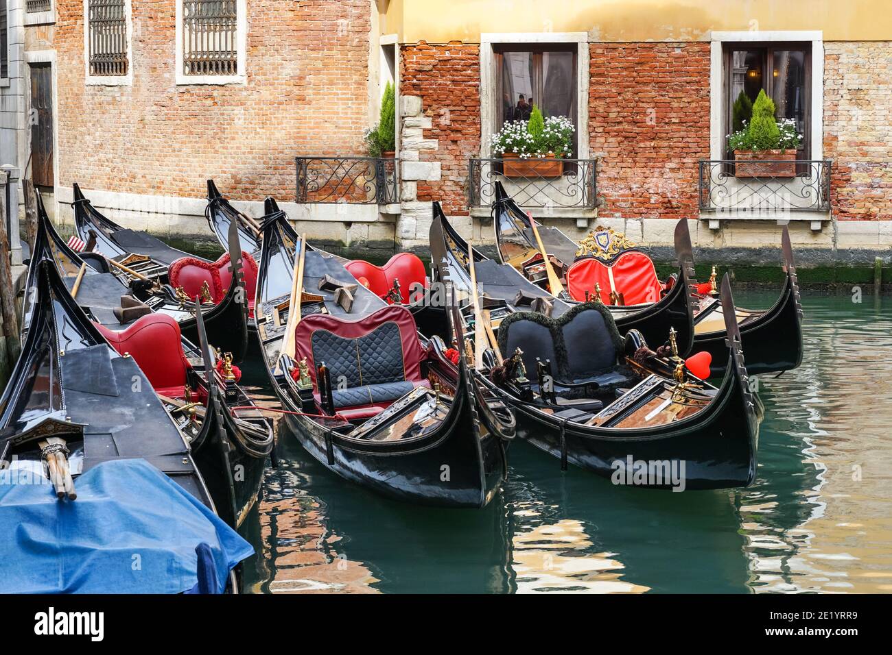 Gondole vénitienne traditionnelle, gondoles vénitiennes sur le canal de Venise, Italie Banque D'Images