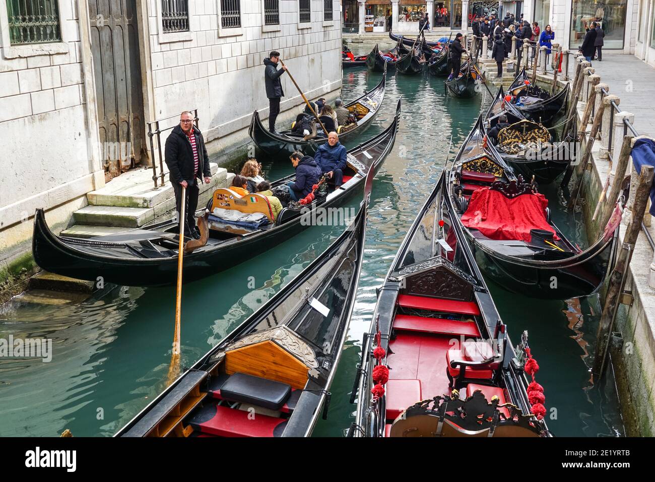 Gondoles vénitiennes traditionnelles avec touristes sur le canal rio Orseolo o del Coval à côté de la Fondamenta Orseolo à Venise, en Italie Banque D'Images