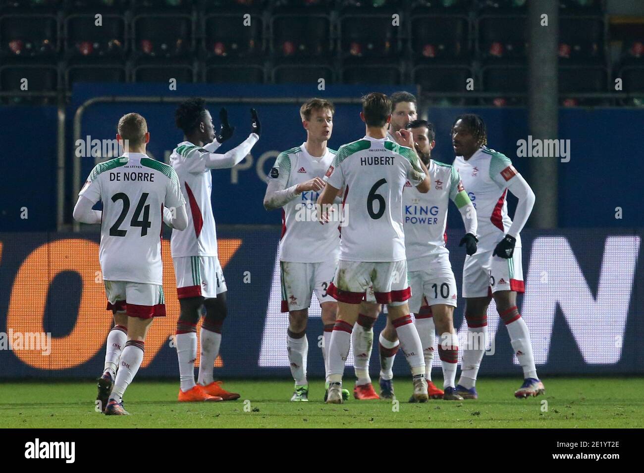 LOUVAIN, BELGIQUE - 10 JANVIER : de gauche à droite : Thomas Henry de OH Leuven fête avec ses coéquipiers après avoir marquant son premier but lors de la Pro League M. Banque D'Images