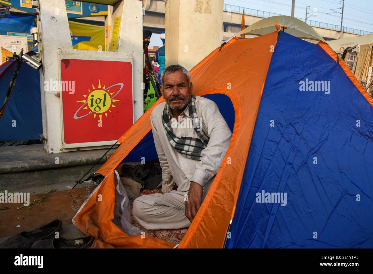 Un manifestant assis à sa tente lors d'une protestation des agriculteurs contre les nouvelles lois agricoles à la frontière de Tikri. Banque D'Images