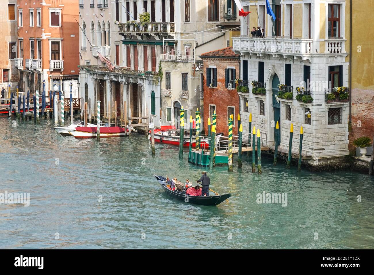 Gondole vénitienne traditionnelle, gondoles avec touristes sur le Grand Canal à Venise, Italie Banque D'Images