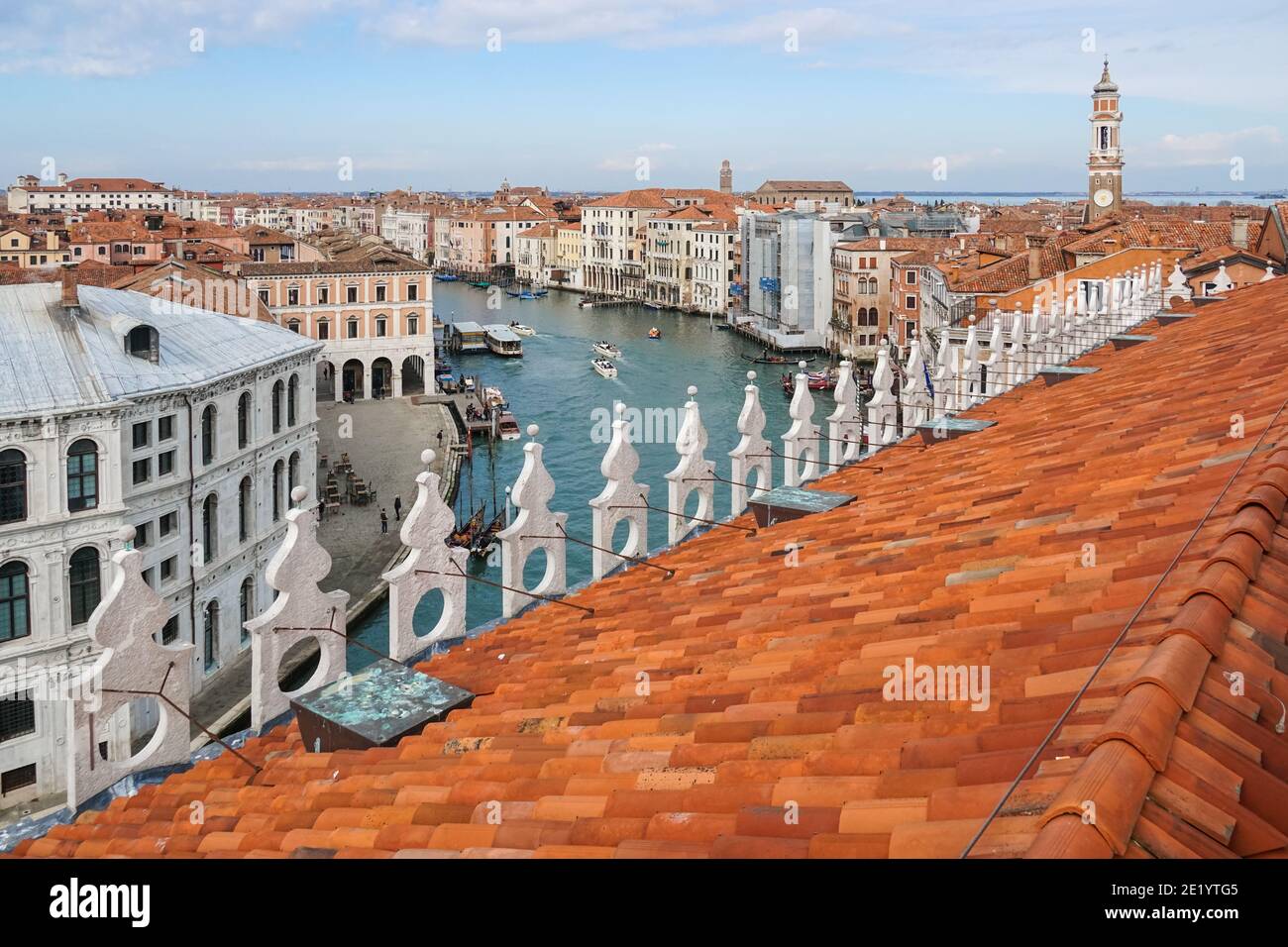 Vue panoramique sur le Grand Canal depuis le sommet de la Fondaco dei Tedeschi à Venise, Italie, Banque D'Images