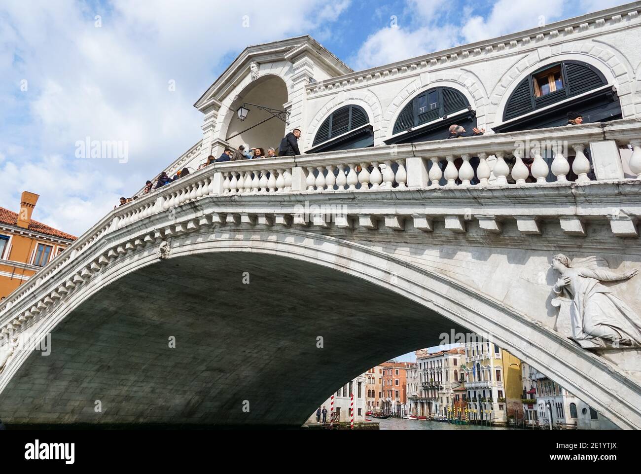 Le pont du Rialto sur le Grand Canal à Venise, Italie Banque D'Images