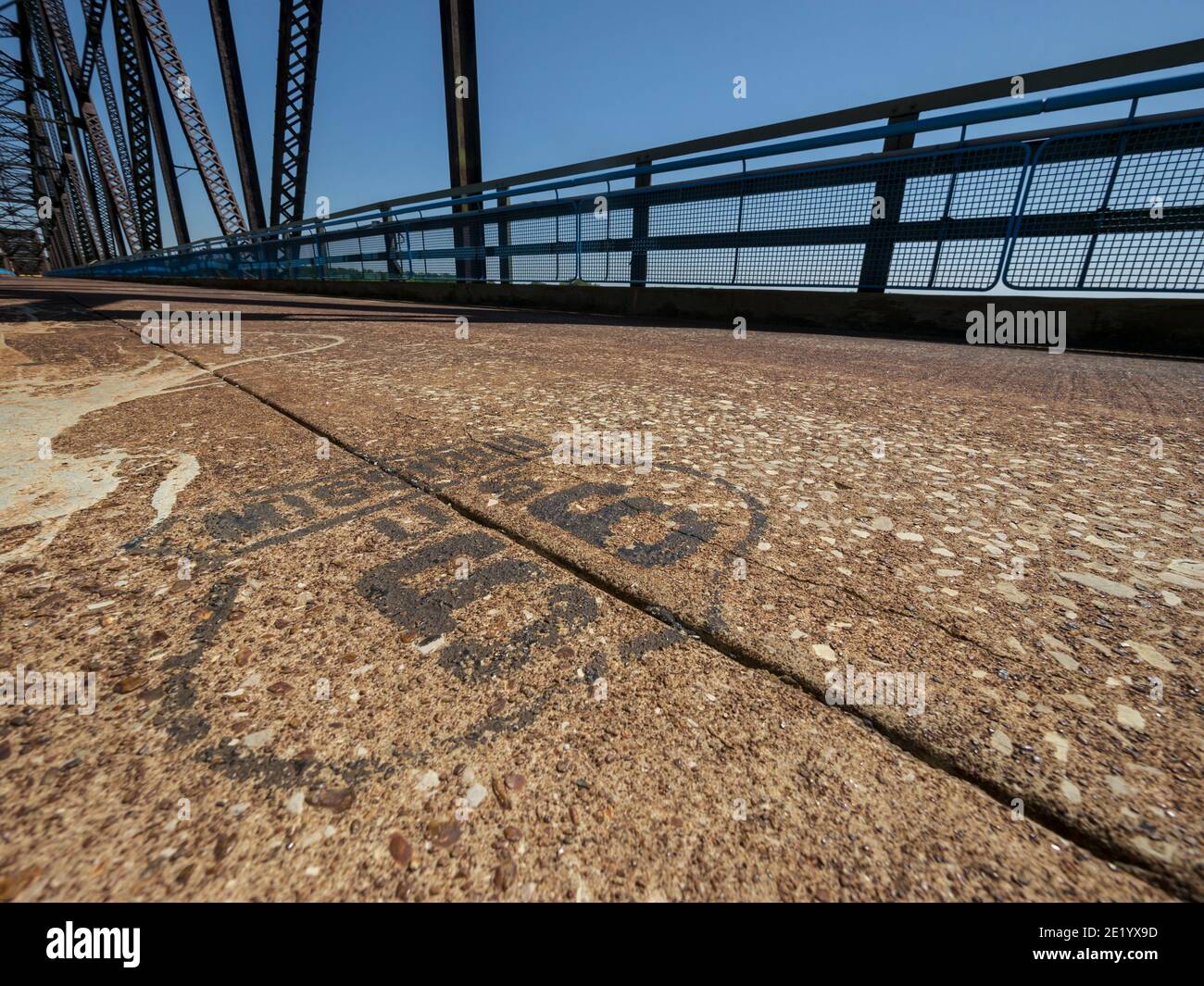 Panneau de la route 66 peint sur le pont de Chain of Rocks, au-dessus du fleuve Mississippi, au nord de St. Louis, Missouri. Banque D'Images