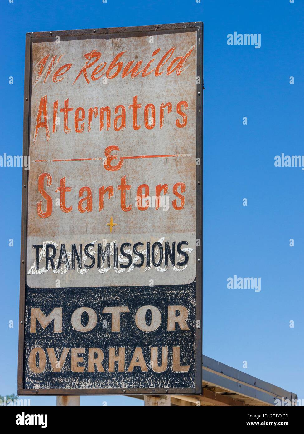 Un panneau indiquant « We Rebuild Alternators & démarreurs + transmissions, Motor Overhaul » dans un garage sur la route historique 66 au Nouveau-Mexique. Banque D'Images