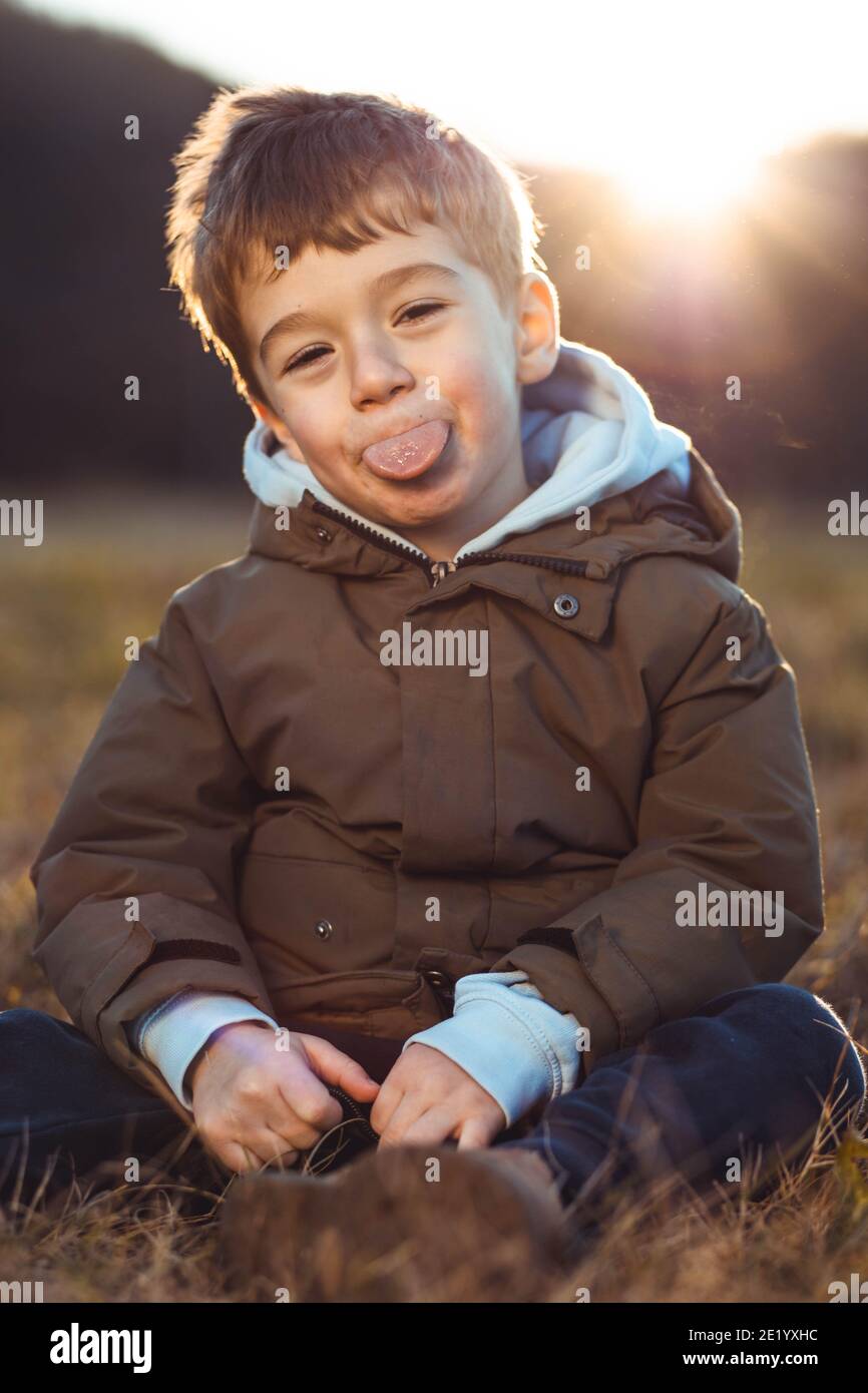 Portrait d'un mignon petit garçon qui colle de sa langue Banque D'Images