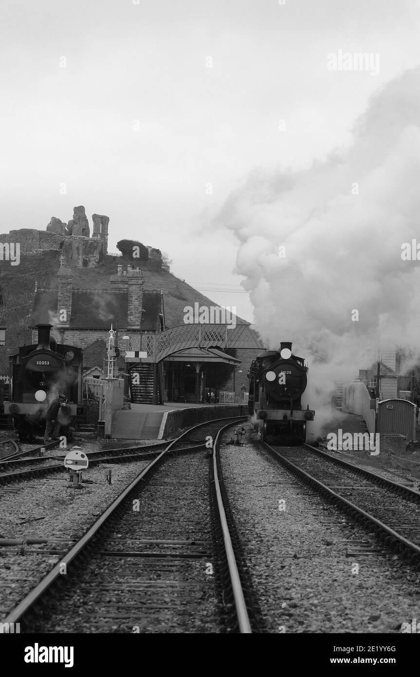 '30120' et 'Manston' passent par la gare du château de Corfe, tandis que '30053' se trouve dans la cour des marchandises. Banque D'Images '30120' et 'Manston' passent par la gare du château de Corfe, tandis que '30053' se trouve dans la cour des marchandises. Banque D'Images