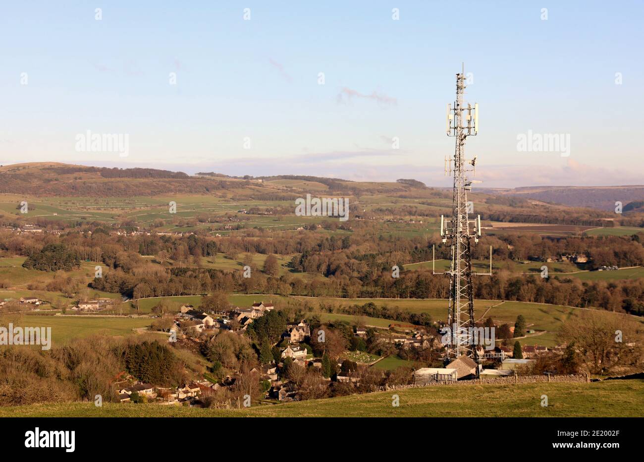 Mât téléphonique dans le parc national de Peak District au-dessus de Derbyshire village d'Ashford dans l'eau Banque D'Images