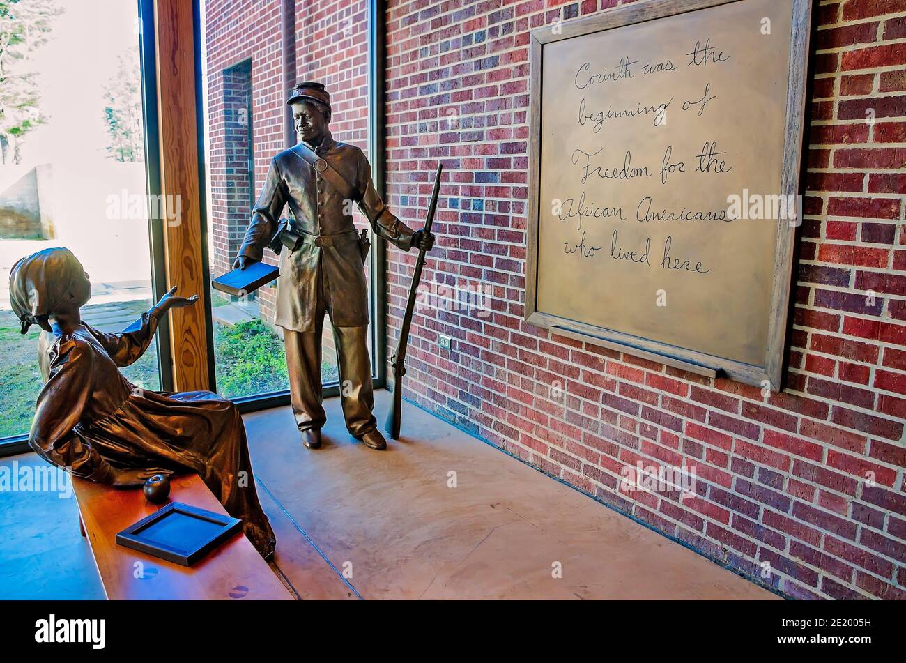 Des statues de bronze commémorent la fin de l'esclavage et l'éducation des Afro-Américains au Centre d'interprétation de la guerre civile de Corinthe, Mississippi. Banque D'Images