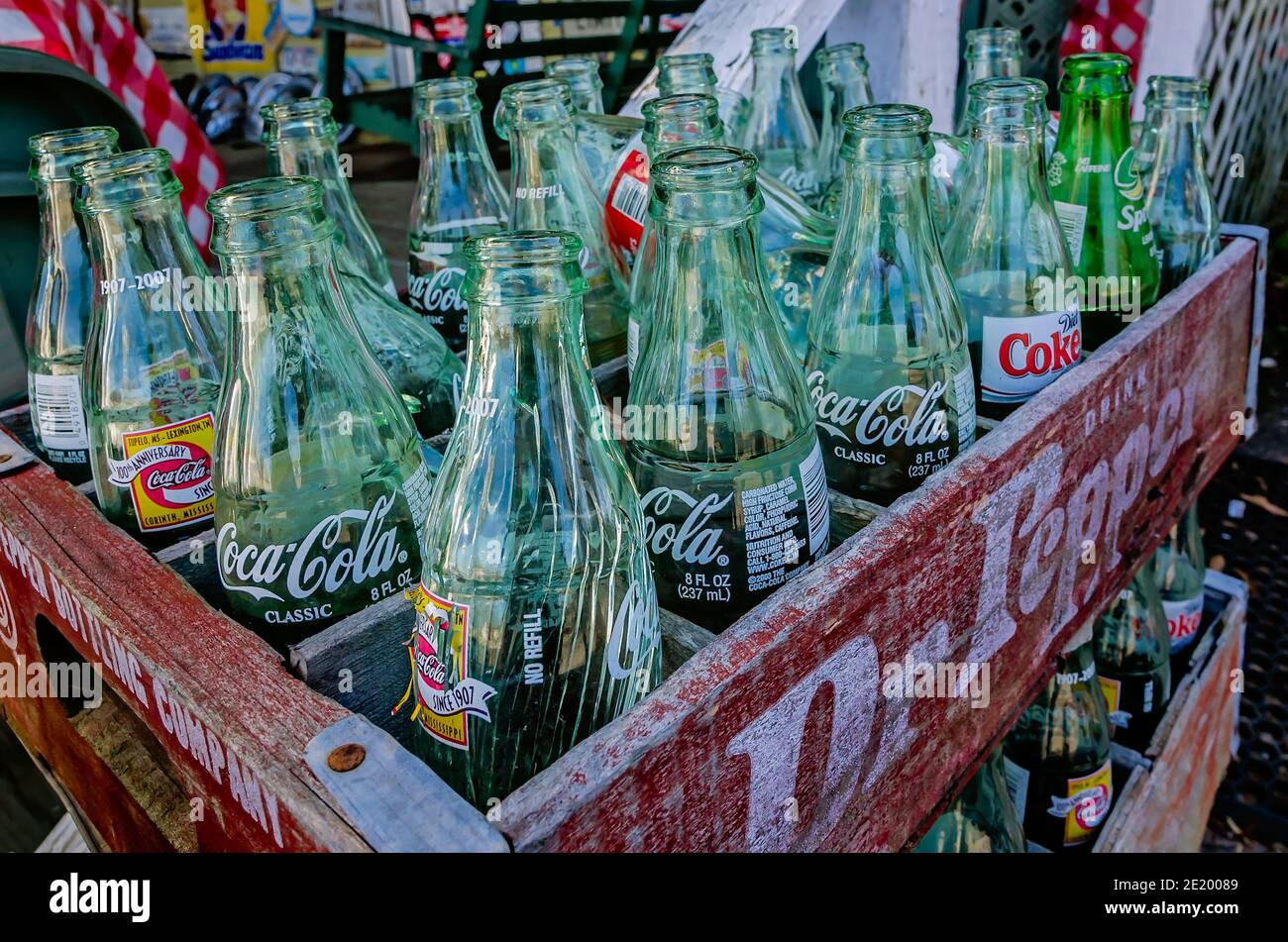 Les bouteilles de Coca-Cola vintage se trouvent dans une ancienne boîte Dr. Pepper, 26 février 2012, à Corinth, Mississippi. Banque D'Images