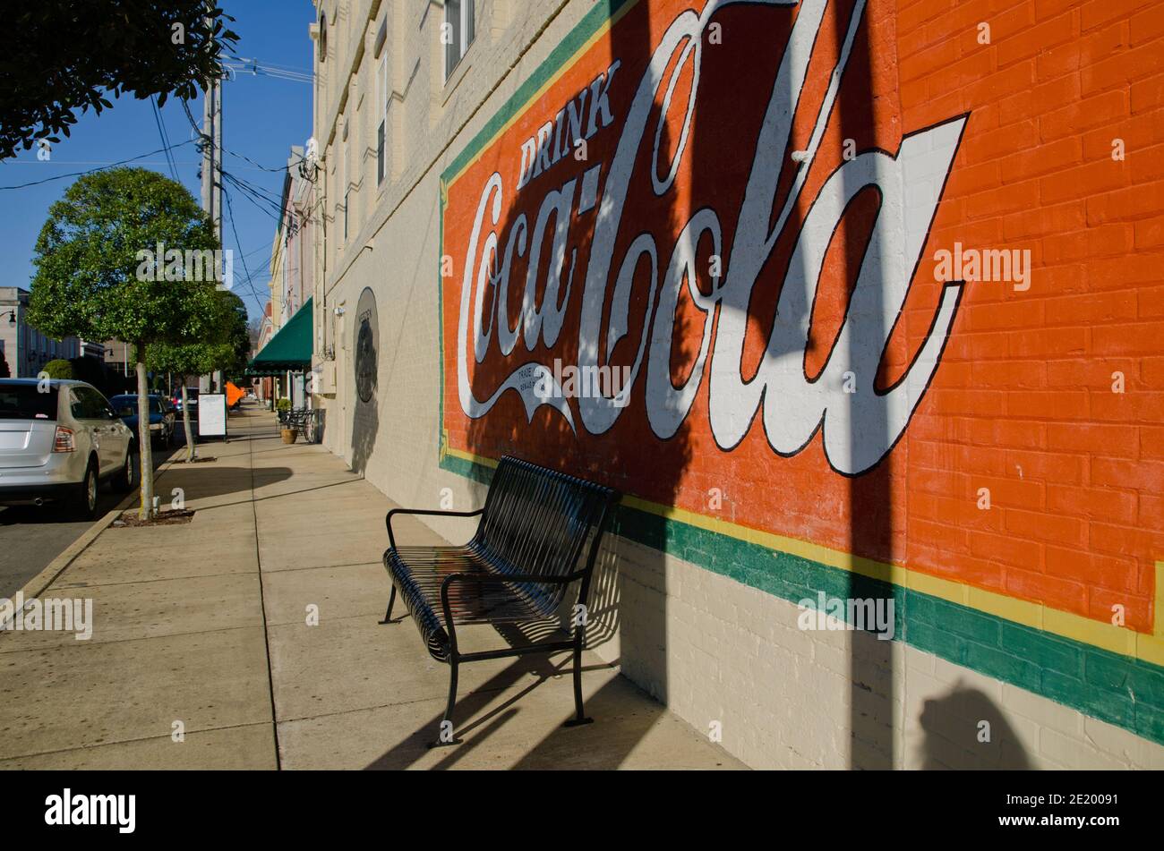 Une fresque Coca-Cola orne le mur d'une entreprise tandis que le soleil se couche dans le centre-ville de Corinthe, Mississippi. Corinthe Coca-Cola Bottleworks a été fondée en 1907. Banque D'Images