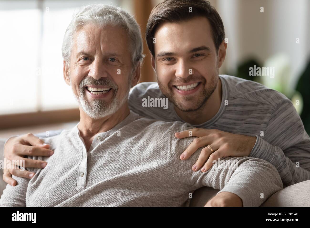 Portrait d'un père âgé souriant avec un fils adulte Banque D'Images