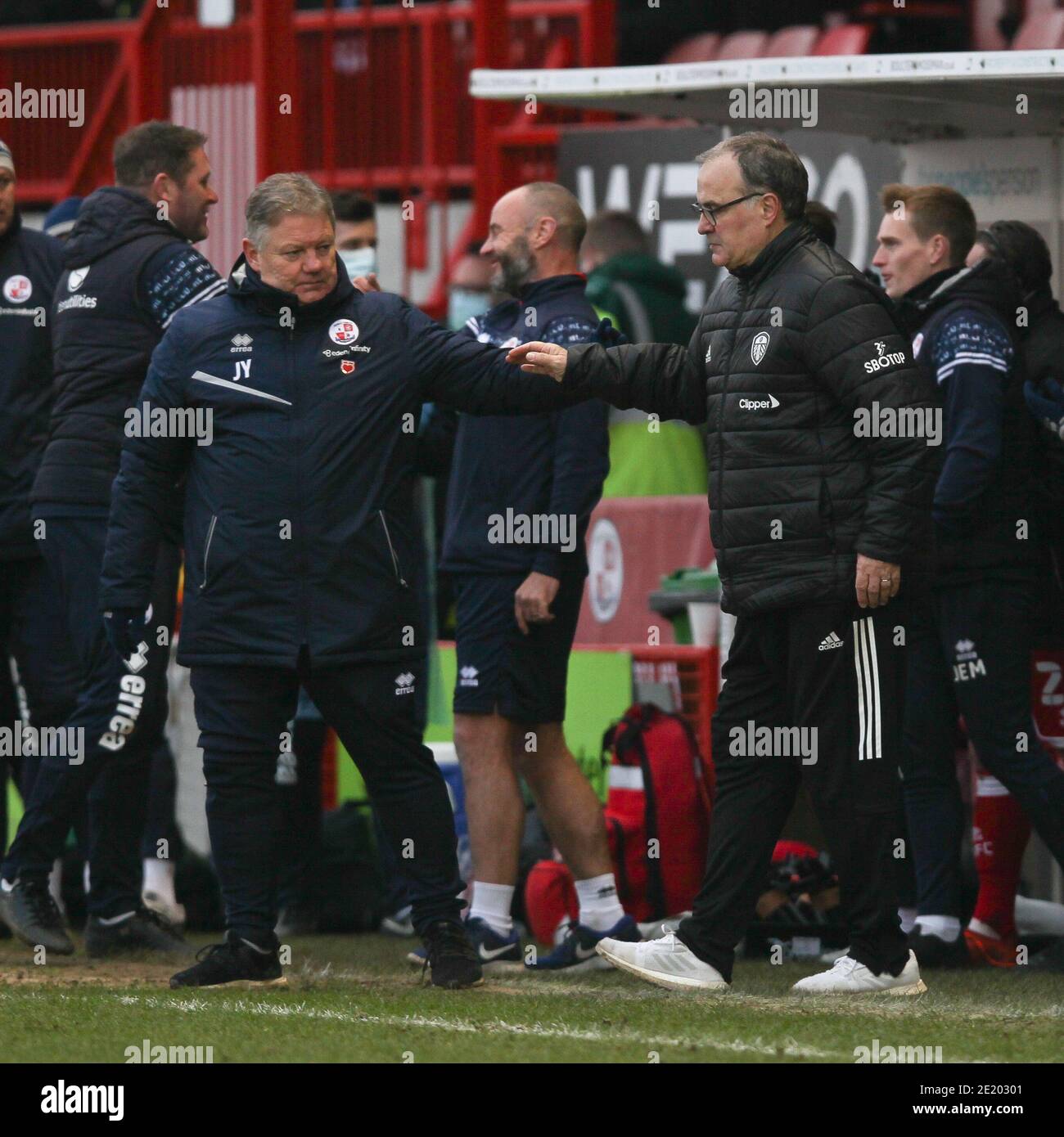 Crawley, Royaume-Uni. 10 janvier 2021. John Yems, directeur de la ville de Crawley, et Marcelo Bielsa, directeur de Leeds United, se sont mis à serrer la main à la fin du match lors du 3e tour de la coupe FA entre Crawley Town et Leeds United au stade People Pension, à Crawley, en Angleterre, le 10 janvier 2021. Photo de Ken Sparks. Utilisation éditoriale uniquement, licence requise pour une utilisation commerciale. Aucune utilisation dans les Paris, les jeux ou les publications d'un seul club/ligue/joueur. Crédit : UK Sports pics Ltd/Alay Live News Banque D'Images