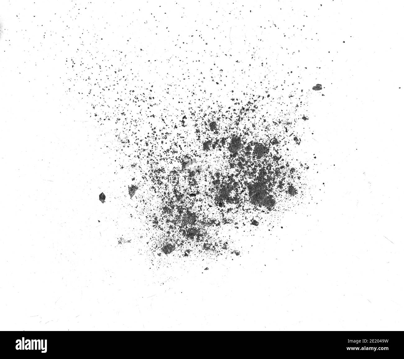 Poudre noire (poudre de charbon de bois) dispersée. Isolé sur fond blanc. Un tas de charbon de bois en poudre fin. Banque D'Images