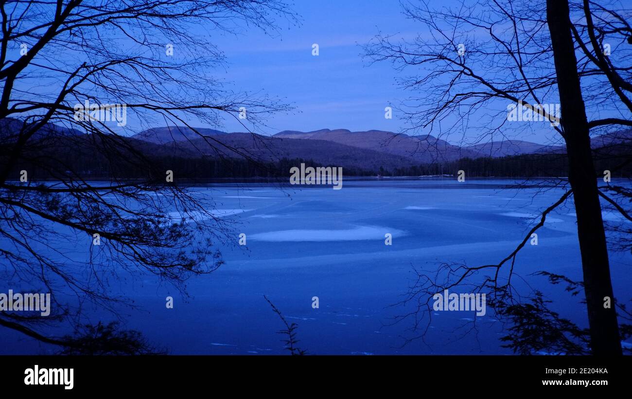 Le lac Cooper, situé à Lake Hill, dans la ville de Woodstock, dans le comté d'Ulster, dans l'État de New York, est le plus grand lac naturel des montagnes Catskill. Banque D'Images