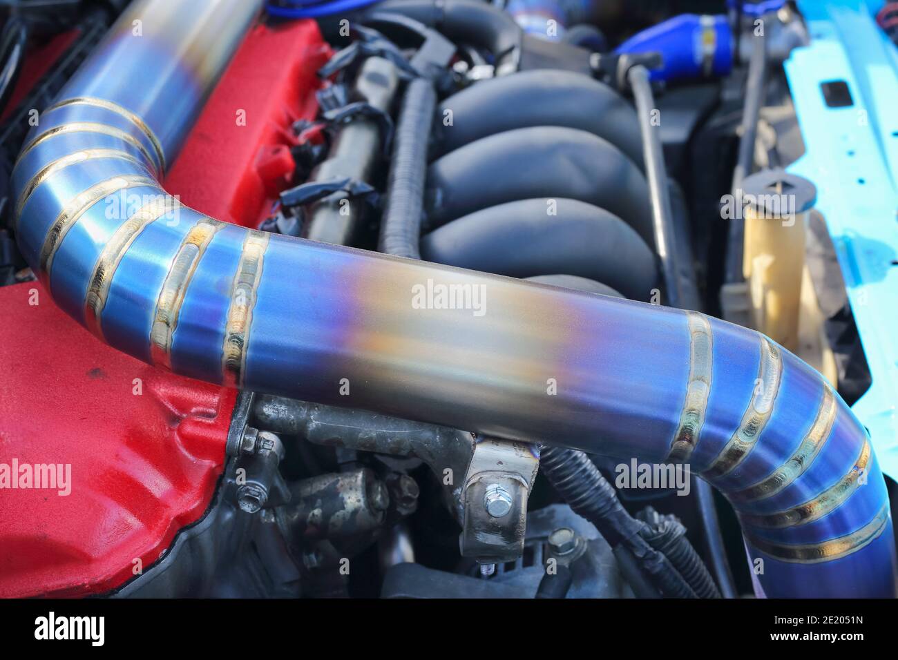 Véhicule à freinage d'urgence sur route humide Banque D'Images