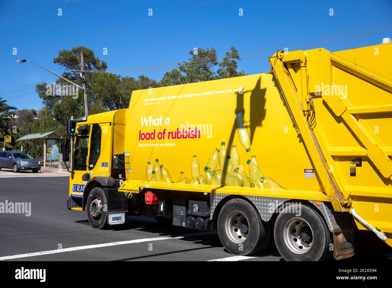 Camion de ramassage des ordures à Sydney montrant ce qu'une charge de déchets sur le côté du chariot Banque D'Images