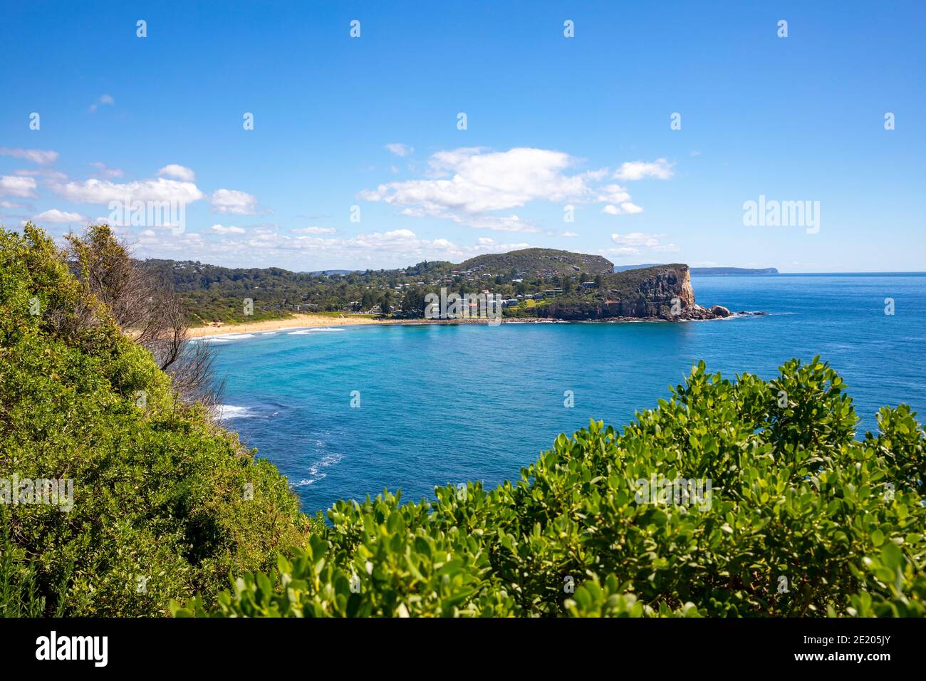 Vue depuis Bilgola Head identifie Avalon Beach, Bangalley Head et la côte centrale de Nouvelle-Galles du Sud en arrière-plan, Sydney, Australie Banque D'Images