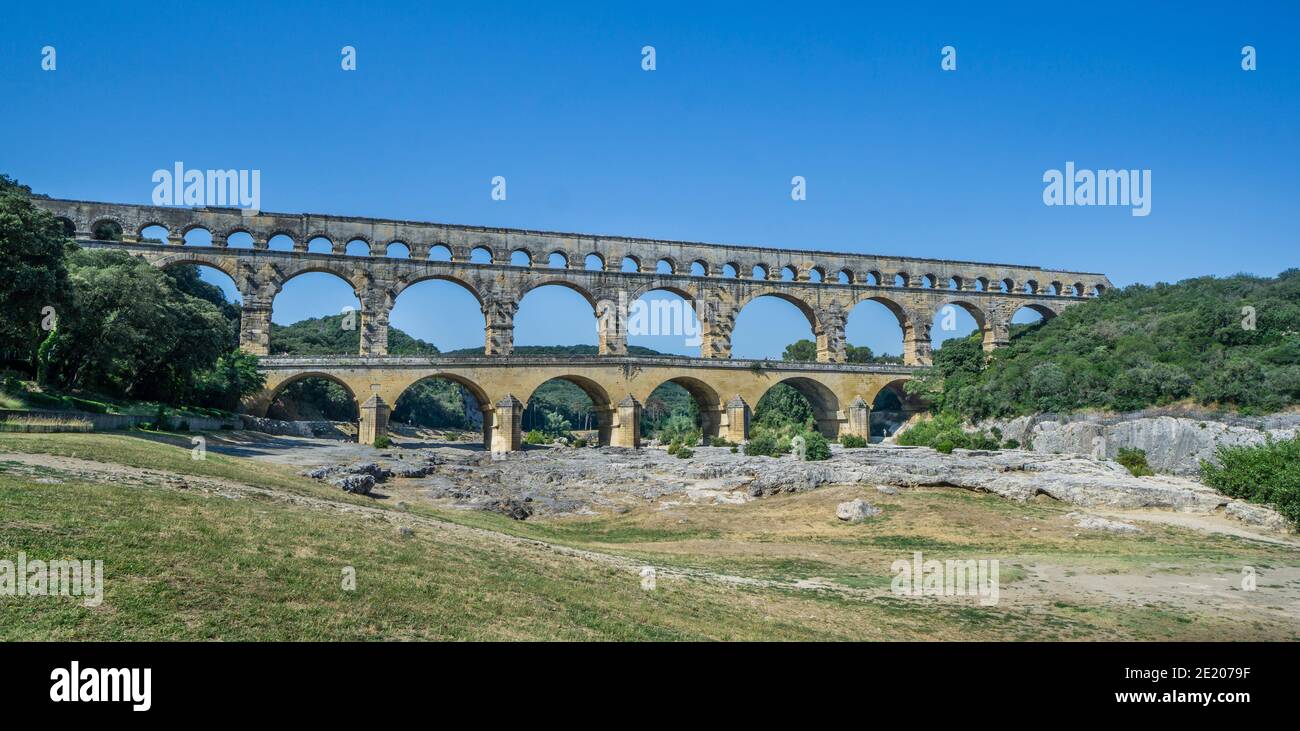 L'ancien pont d'aqueduc romain du Pont du Gard traversant la rivière Gardon, construit au premier siècle après J.-C. pour transporter l'eau sur plus de 50 km jusqu'à la colonie romaine Banque D'Images