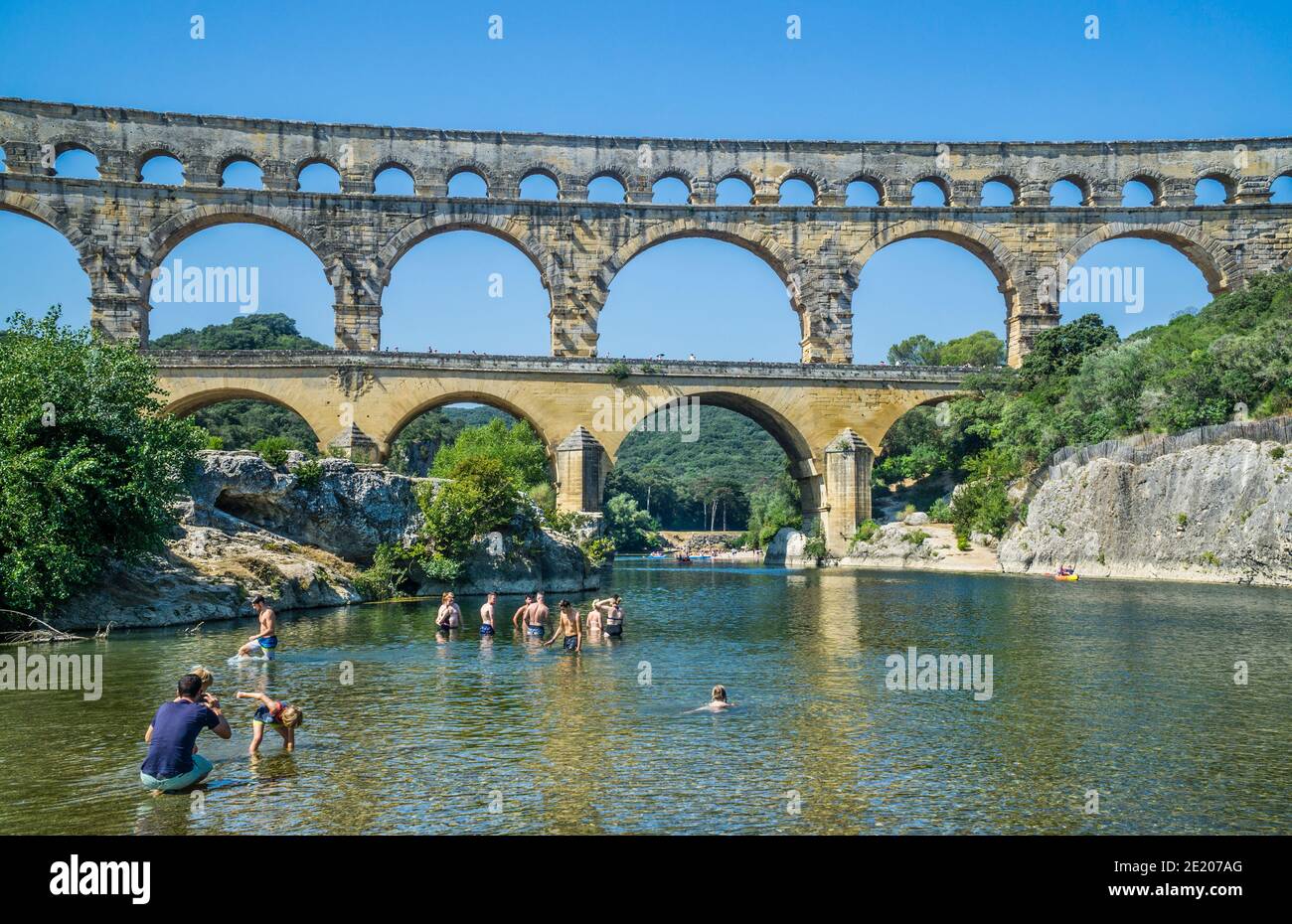 L'ancien pont d'aqueduc romain du Pont du Gard traversant la rivière Gardon, construit au premier siècle après J.-C. pour transporter l'eau sur plus de 50 km jusqu'à la colonie romaine Banque D'Images