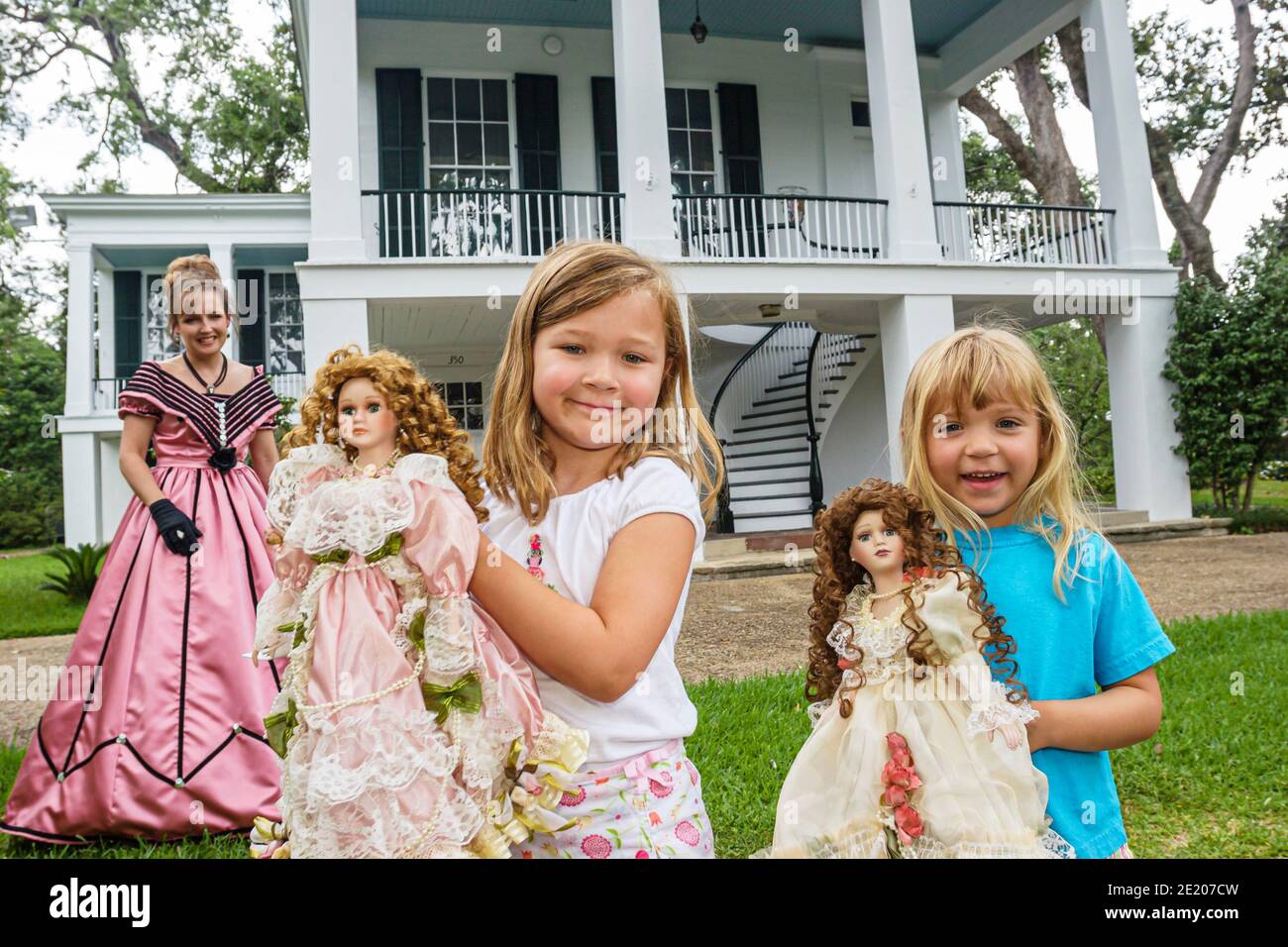 Alabama Mobile Oakleigh Historic Complex 1833 Greek Revival Mansion, femme guide période robe tenue fille filles enfants poupées, Banque D'Images