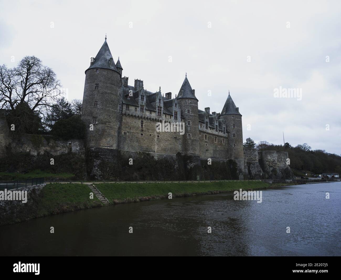 Vue panoramique reflet du château médiéval Château de Josselin in rivière Oust Morbihan Bretagne France en Europe Banque D'Images