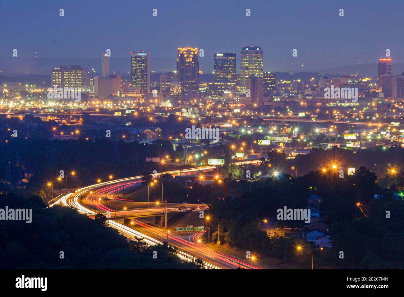 Birmingham, Alabama, vue sur la ville, Interstate 65 soir, Banque D'Images