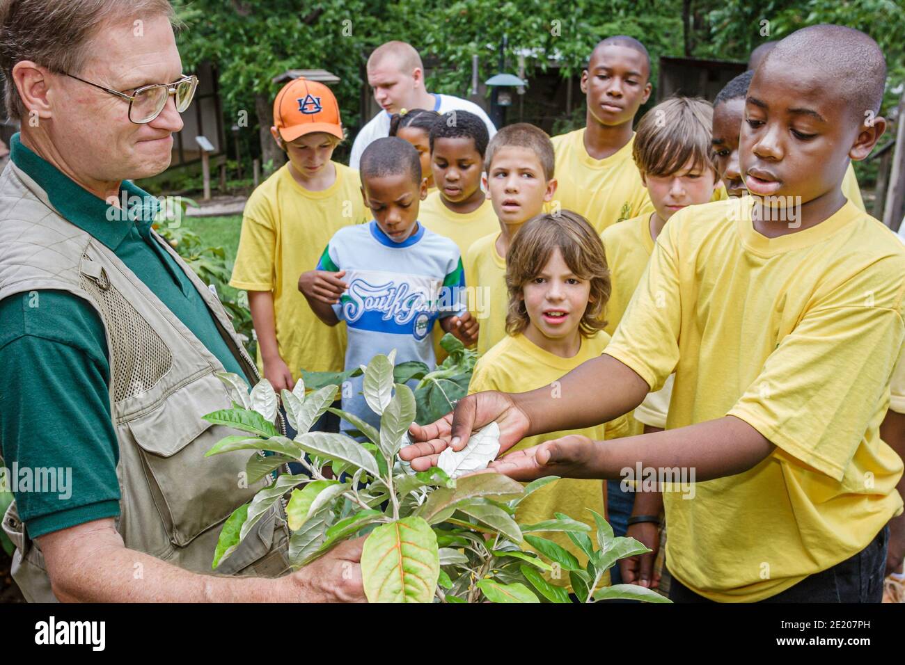 Birmingham Alabama, centre Ruffner Mountain nature Center, camp d'été étudiants Black garçons fille enfants homme naturaliste, professeur conseiller, Banque D'Images
