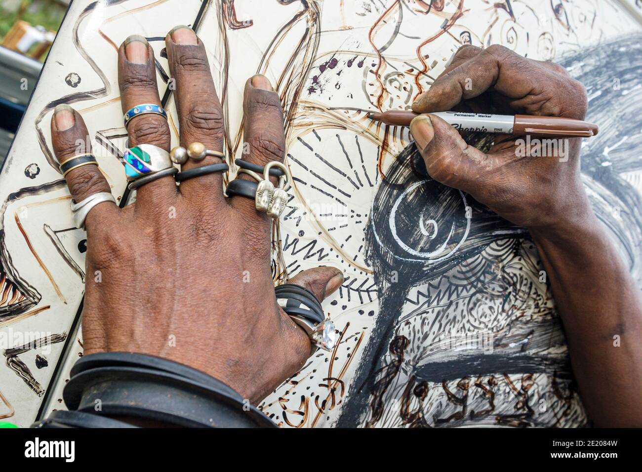 Birmingham Alabama, Sloss Historic Furnace folk artiste Lonnie Holley, Black man marqueur dessin travail mains studio, Banque D'Images