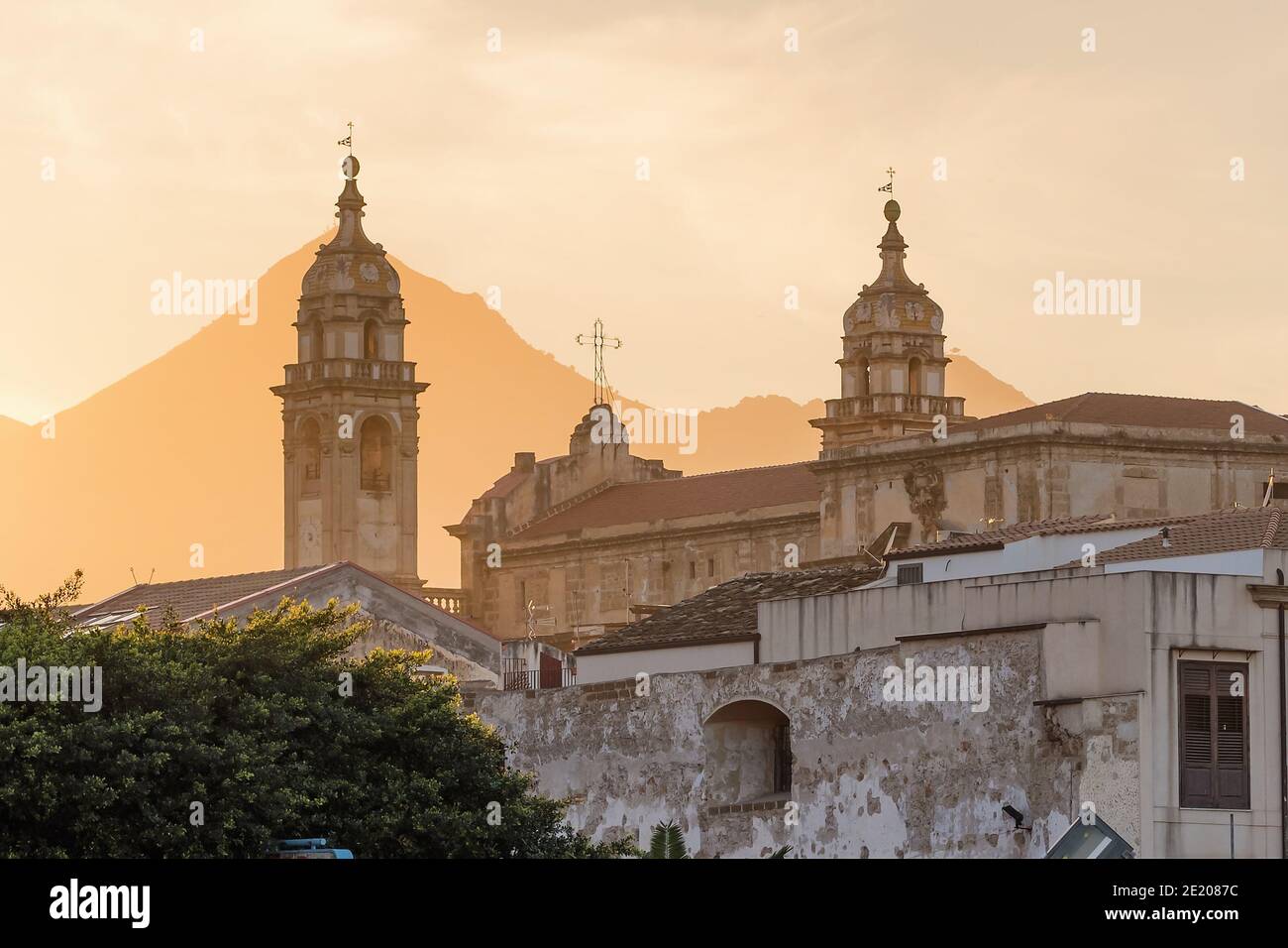 Magnifique paysage urbain de Palerme avec une ancienne église sicilienne au coucher du soleil, Sicile Banque D'Images