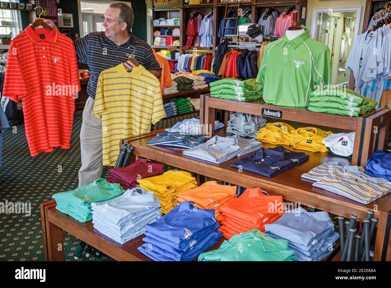 Terrain de golf de Greenville Alabama Cambrian Ridge, Robert Trent Jones Golf Trail joueur de golf man Pro shop, chemises shopping, Banque D'Images