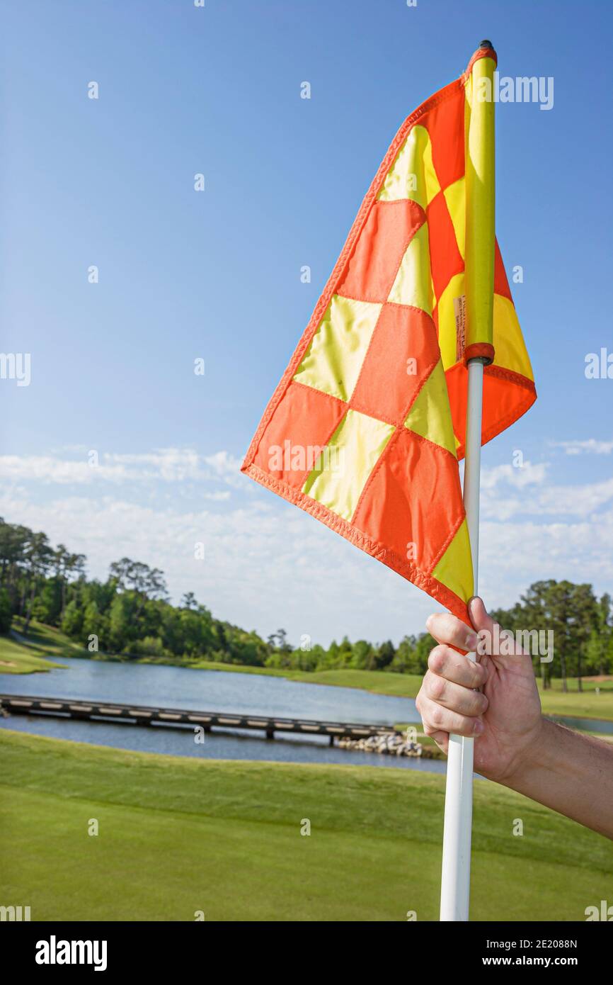 Parcours de golf de Greenville Alabama Cambrian Ridge, parcours de golf Robert Trent Jones, joueur de golf homme tient drapeau vert lac eau, Banque D'Images